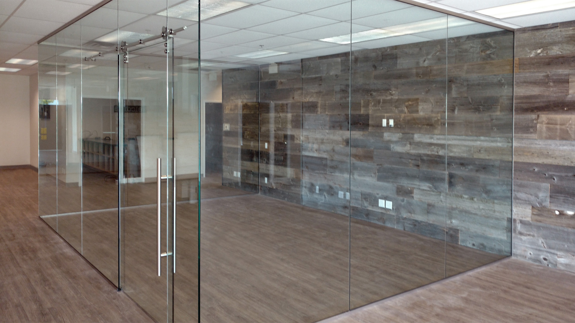 Enclosed glass partitions